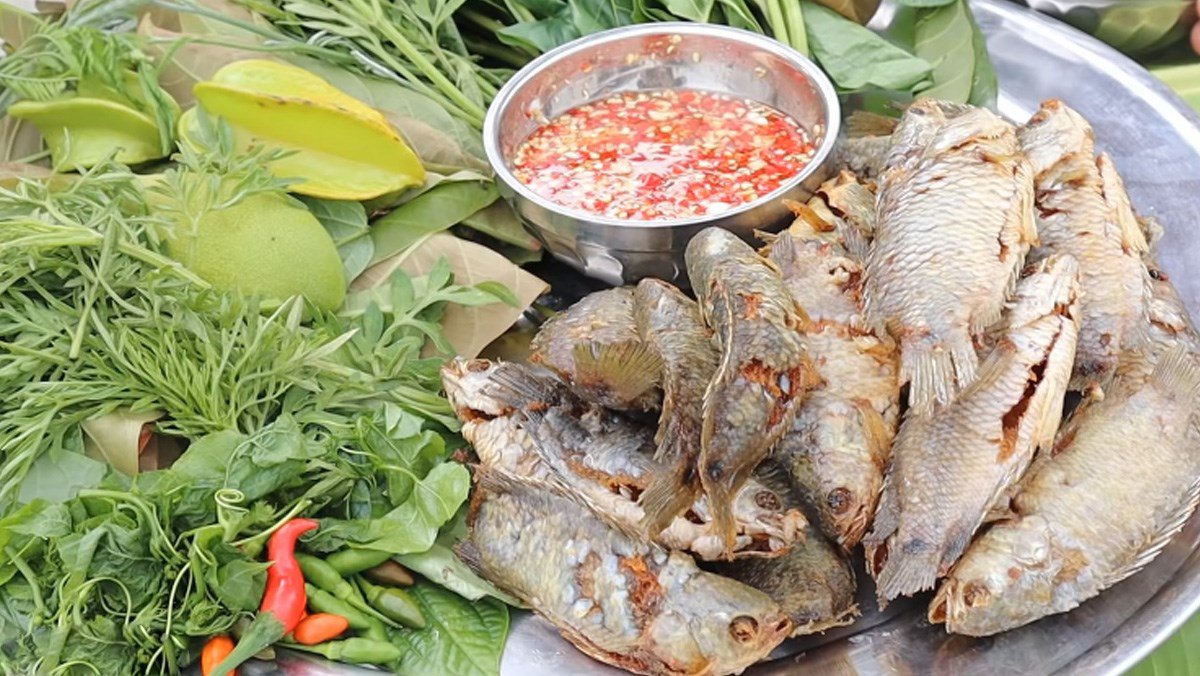 Cá rô đồng được rán giòn rụm 2 mặt, chấm thêm mắm gừng cay cay.