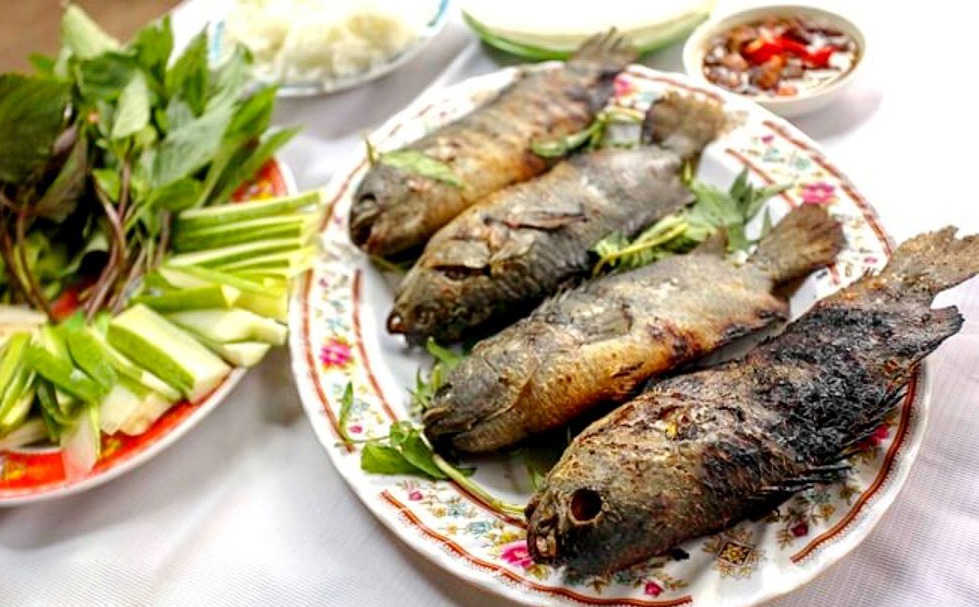 Cá rô đồng nướng muối ớt có thể ăn kèm bánh tráng và rau sống.
