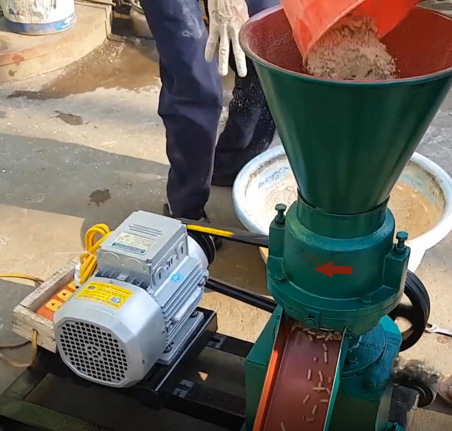 phối trộn thức ăn cho gà