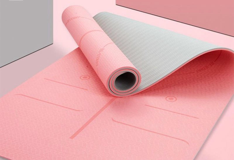 Thảm yoga định tuyến là gì? Lợi ích và cách sử dụng thảm